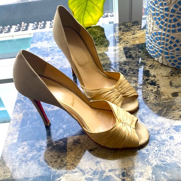 Christian Louboutin Gold shoes - Picture 1 of 4